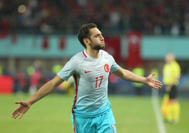 <p>A Milli Takım'ın yeni tasarlanan formaları ülkeyi adeta ikiye böldü. Kimisi klasik bantlı formamıza dönmemiz gerektiğini söylerken kimisi de yeni formaların tasarımından oldukça memnun. İşte Milli Takım tarihinden unutulmaz forma tasarımları...</p>