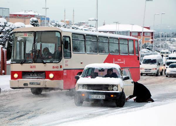 Motosikletli bir kişi de yolda ilerleyemeyince motosikletini iterek götürmeyi tercih etti.