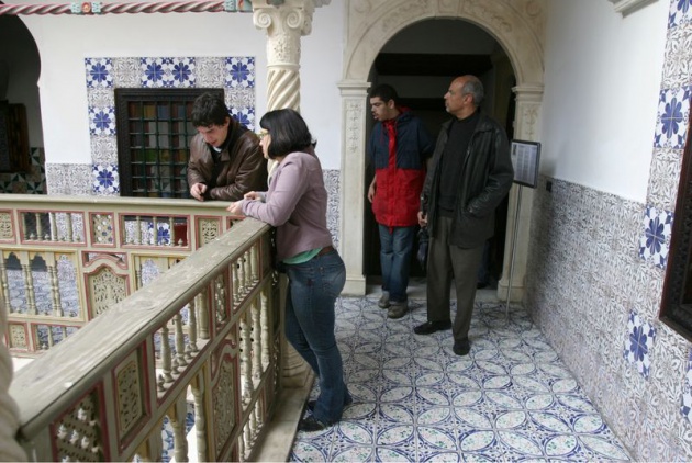 <p> Kavislerde birbirine yakın, zirve noktasında kesilen desenler yer alıyor. Taçlarda ise kireç taşı ve mermer süslemeleri bulunuyor. Tavanlar ise bitkisel desenlerin yer aldığı rengarenk süslenmiş çizimlerle veya oyma işçiliğiyle süsleniyor."</p>