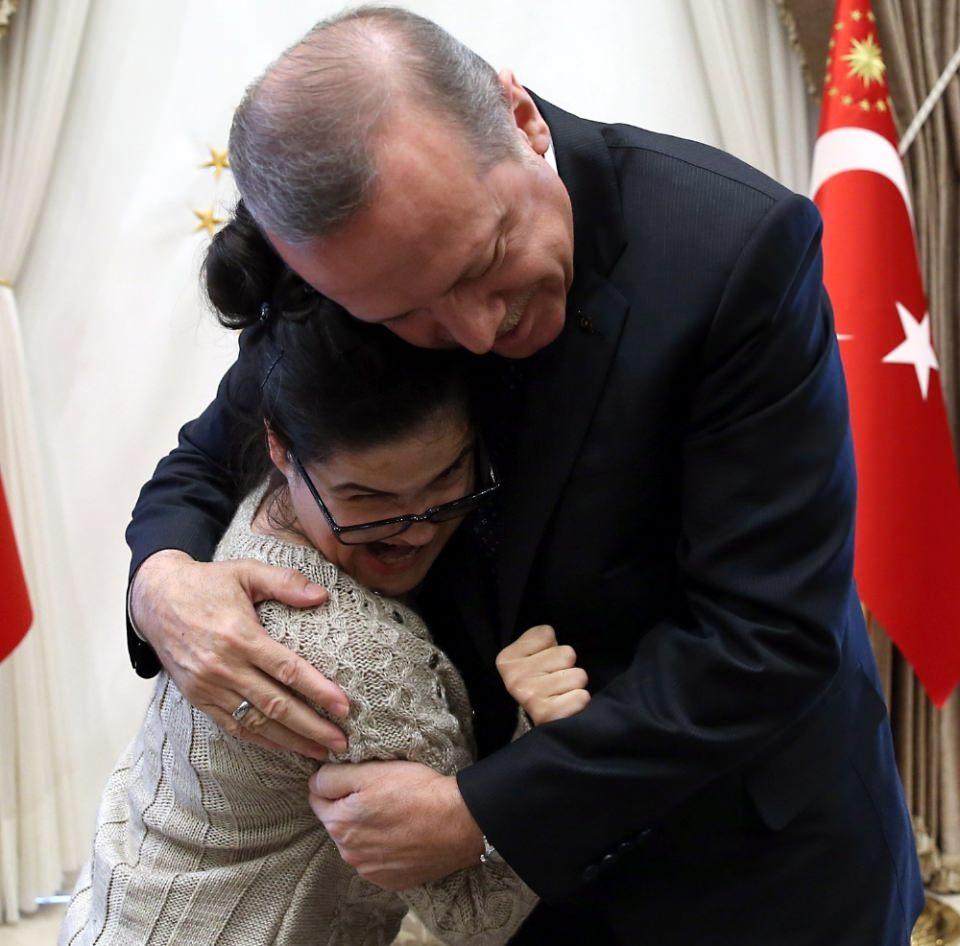<p>Erdoğan, “Engellinin elinden bu kadar gelir. Cumhurbaşkanım resmimi görür inşallah. Sizi çok seviyorum” ifadelerini kullanarak kendi çizdiği resmi paylaşan Gülşah’a cevap olarak resmi hesabından, “Çok teşekkür ederim sevgili Gülşah. Senin gibi güzel yürekli bir kızımızı bir inşallah Külliyede misafir etmek isterim” şeklinde cevap vermiş, ardından da telefonla arayarak konuşmuştu.</p>

<p>​</p>
