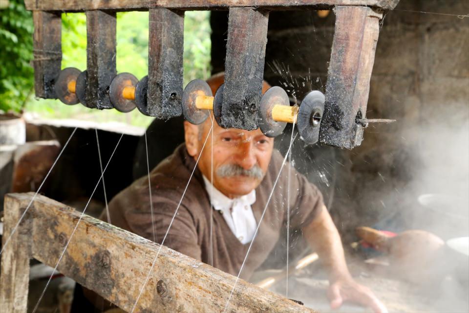 <p>İpekçiliğe büyük bir sevgi duyduğunu belirten Büyükaşık, "işini eşinden bile çok sevdiği" esprisini yaptı. </p>
<p> </p>