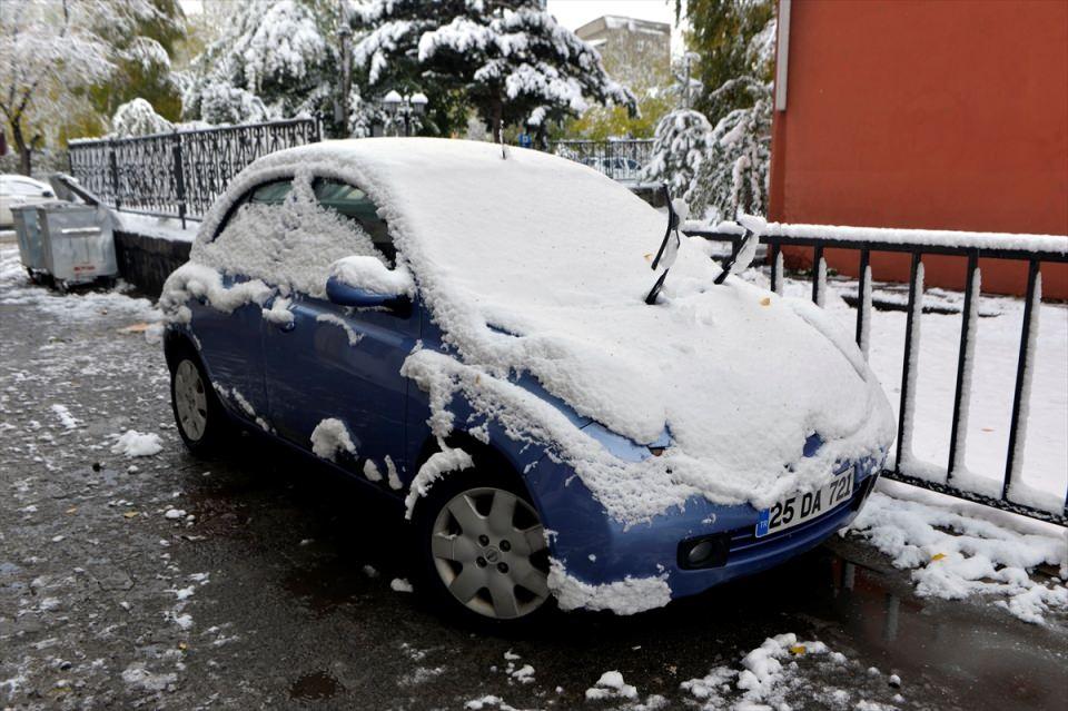 <p>Karayolları 183. Şube Şefliğinden yapılan açıklamada, Ardahan-Posof karayolunun Ilgar Dağı mevkisinde kar ve yoğun tipinin görüş mesafesini düşürmesi nedeniyle karla mücadelenin zorlukla yapıldığı belirtildi. </p>