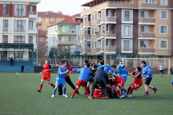 Yalova'da oynanan kadın Gençlikspor ile İzmir Elitspor arasındaki maçta iki takım oyuncuları, tekme tokat birbirlerine girdi