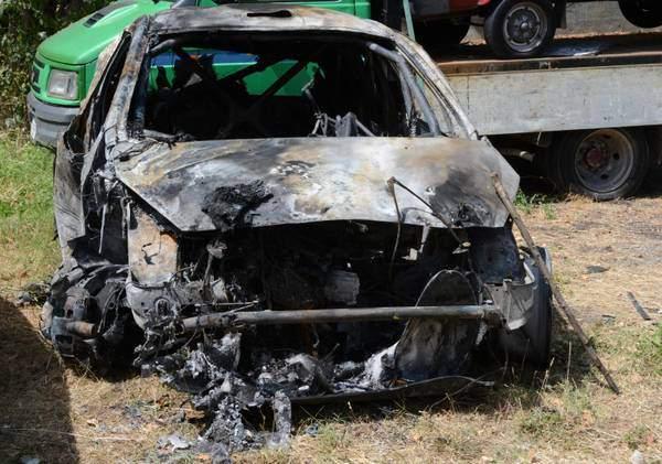 İtalya'da gerçekleştirilen bir ralli büyük bir trajediye sahne oldu. Yoldan çıkan araç yanarak kül oldu. Aracın içinde bulunan 10 yıldır beraber yaşayan nişanlı çift yani pilot ve yardımcısı yanarak feci şekilde can verdi.