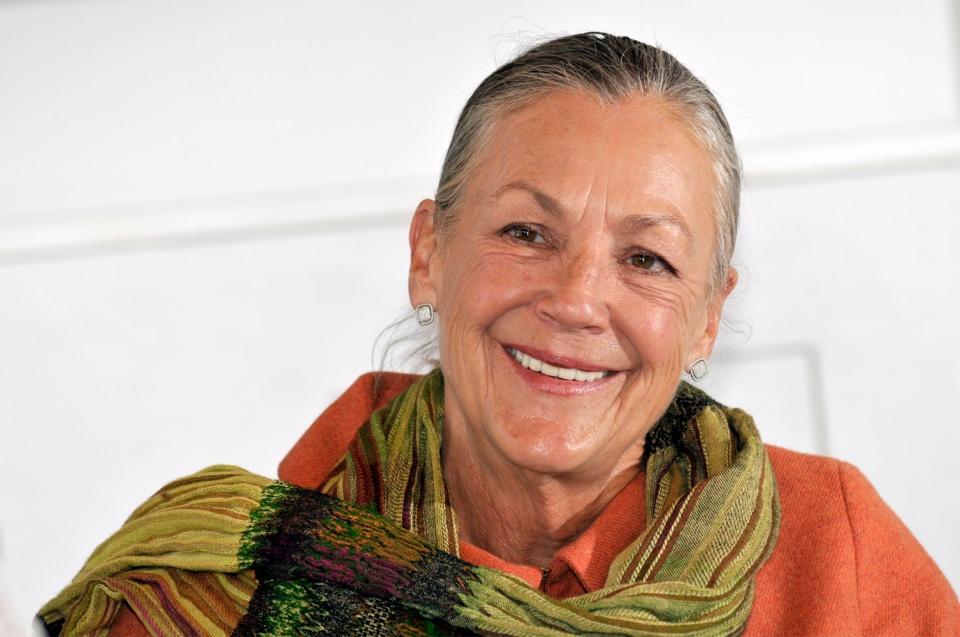 <p>Alice Walton <br />
<br />
Net varlığı: 34 milyar dolar <br />
<br />
Yaş: 67 <br />
<br />
Ülkesi: ABD <br />
<br />
Şirket ismi: Walmart</p>
