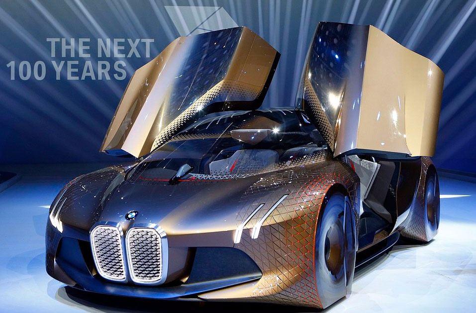 <p>BMW 100. yıl dönümünü adından da belli olan Vision Next 100 concept modelini tanıtarak kutladı. Araç, Bavyeralı firmanın yeni yüzyıla nasıl bir bakışı olduğunu gösteriyor.</p>
