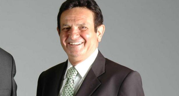 <p><strong>Bülent Yavuz: Kalkavan harikaydı</strong></p>
<p>Mete Kalkavan şimdi hakemin kralı oldu. Göğsünde FIFA kokartıyla Türkiye’nin gururu olan genç kardeşimiz, dün gece muhteşem bir yönetime imza atarak, artık tartışılacak hakemden, aranılacak hakemliğe terfi etti. Tebrik ediyorum.</p>
<p>Yüzlerce hakem seyrettim. Uzun aradan sonra çocukluğunu da bildiğim sevgili Mete Kalkavan’ın dünkü performansı, beni çok fazla duygulandırdı. Hakemliğimizin sorgulandığı ve yabancı hakem isteyenlerin sayısının arttığı bir ortamda, Kalkavan’ın bu yönetimine ihtiyaç vardı. Mete’ye buradan selam olsun. Artık hep ileri, daima ileri!</p>
<p>7 sarı kartın çıktığı zorlu derbide sevgili Kalkavan’ın çaldığı her düdük ‘cuk’ diye yerine oturdu. Onlarca faul kararında tam isabet sağladı. Avantaj kuralını zaman zaman çok iyi uygulayan Kalkavan, müthiş kondisyonu ve müsabaka hakimiyeti ile başarısını artırdı. Oyunu germedi, kuralı da her iki takım adına adil uygulayınca, Olimpiyat Stadı’na gelen binlerce taraftar tarafından da haklı olarak alkış aldı. Maç biterken oyuncuların sevgili Kalkavan’a tebrikleri de bu başarının tescilli, resmi görüntüleriydi.</p>