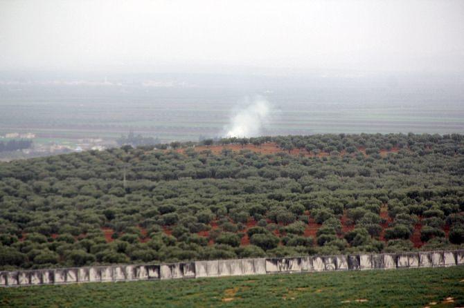 <p>Kaçakçılık ve yasadışı geçişleri önlemek amacıyla bu duvar sisteminin monte edildiğini belirten Tuna, "Planlamada ilk etapta yasadışı geçişleri ve kaçakçılığın en fazla olduğu bölgelere öncelik verilmiştir. Önümüzdeki süreçte tüm hudut hattımız sınır fiziki güvenlik sistemi kapsamında öncelikle modüler beton duvarlarla kaplanacak, daha sonra ise SFGS kapsamında modüler duvarın yanında yol, Türkiye tarafında pens teli, gözetleme kuleleri, aydınlatma ve kamera sistemleri bulunacaktır. Hemen arkamızda ATME Çadır Kenti bulunuyor. Suriyeli sığınmacıların sınırın Suriye tarafında barındırılması amacıyla Nisan 2012'de birkaç çadırla kurulan çadır kentte şu an yaklaşık 100 bin kişiyi barındırmaktadır" dedi.</p>