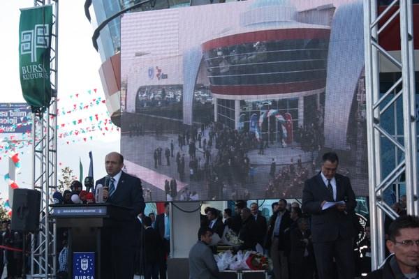 Bilim, Sanayi ve Teknoloji Bakanı Fikri Işık, "Artık yavrularımıza kurbağaların sindirim sistemini öğretmiyoruz. Artık öğrendikleri bilgiyle hayata dokunmalarını sağlayacak bir müfredatı uygulamaya koyduk" dedi.