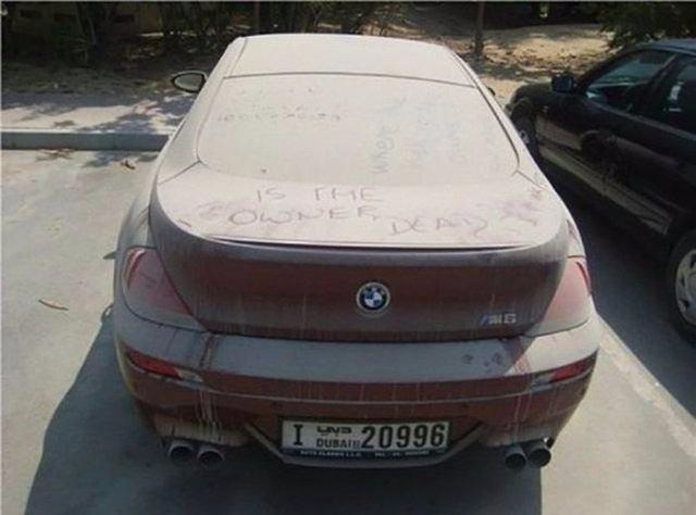 <p>Genellikle Dubai Uluslararası Havaalanı’nın üstü açık otoparkında güneş ve çöl kumlarına terk edilmiş araçlar arasında 1.5 milyon dolarlık bir Ferrari Enzo, 250 bin dolarlık bir başka Ferrari, değeri en az 150 biner dolar olan Jaguar, BMW ve Audi’ler de bulunuyor.</p>
<p> </p>
