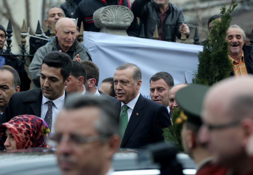 <p>Cumhurbaşkanı Erdoğan 62'nci yaş gününde doğum büyüdüğü Kasımpaşa'da Merkez Camii'nde Cuma namazı kıldı.</p>
<p> </p>
