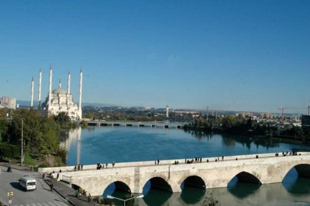 <p>Sabancı Camii'nin görkemli manzarası önünde bulunan Taşköprü, Roma İmparatorluğu döneminde İmparator Hadrian tarafından inşa ettirildi.</p>