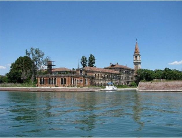 2) Poveglia: Venedik’in yakınında perili olduğuna inanılan oldukça küçük bir ada (İtalya) Poveglia, kuzey İtalya’da Venedik ile Lido arasında Venedik’e ait bir lagun üzerinde ufacık bir ada.