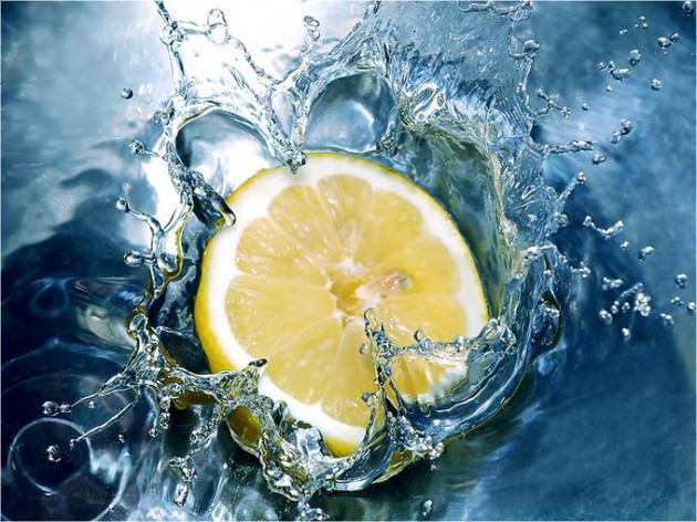 <p>Sabahları aç karnına limonlu su içmek zayıflatır – YANLIŞ Limonun barsakları çalıştırıcı özelliği vardır, ancak soğuk yada ılık suyun veya limonlu suyun zayıflatıcı hiçbir etkisi yok.</p>

