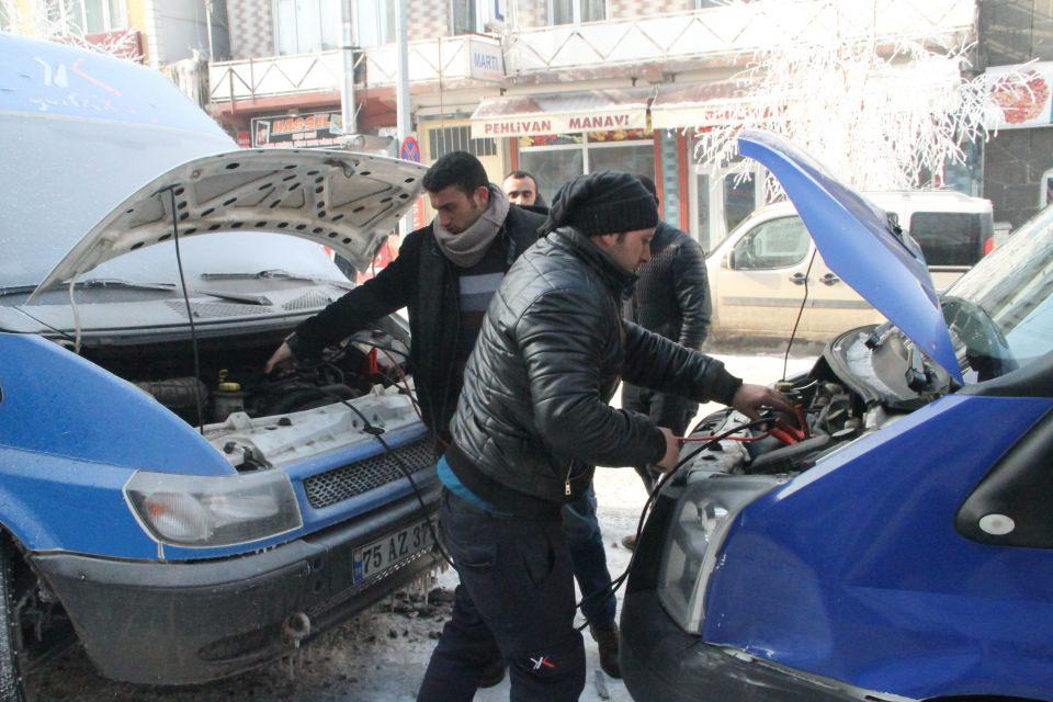 <p>İş yerini açmaya gelen vatandaşlar ise buz tutan camlarla karşılaşıyor. Esnaf Erkan Ekmekçi, "Ardahan şu an tamamen soğuk havaya teslim olmuş. Caddelerde insan yok, çarşıda adam yok ama biz de ekmek teknemizdir diye geldik ve iş yerimizi açtık. Bekliyoruz ki bir müşteri gelsin" dedi.</p>