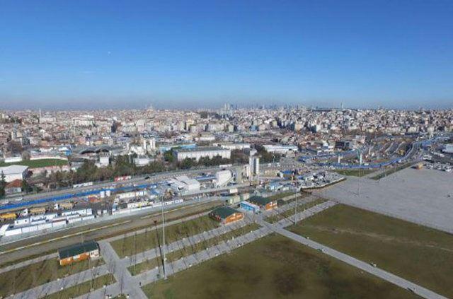 <p>Tünelde kademeli aydınlatma sistemi de uygulanacak. Böylece tünel giriş ve çıkışlarında sürücülerin tünele ve gün ışığına kolayca adapte olmaları sağlanacak. Radyo frekanslarından sürücüler bilgilendirilecek. Diğer tünellerden farkı ise alt ve üst bölümlerdeki araçlara farklı frekanslardan bilgilendirilme yapılacak olması.</p>
<p> </p>