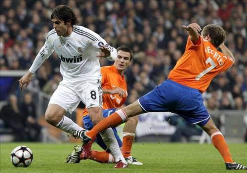 Hal böyle olunca yönetim, bu kadar genç bir oyuncuya para ödenmemesi kararını aldı. Aynı yıl 8.5 milyon euro karşılığında Milan'a transfer olan kaka, şu anda Real Madrid'de top koşturuyor.