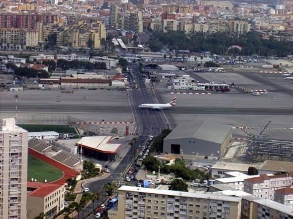<p>6,8 km²'lik yüzölçümüne sıkışıp kalan Cebelitarık'a iniş yaptığınızda, arabalarında oturmuş, uçağın geçmesini bekleyen insanlara elle sallayacak kadar yakın olacaksınız.</p>
