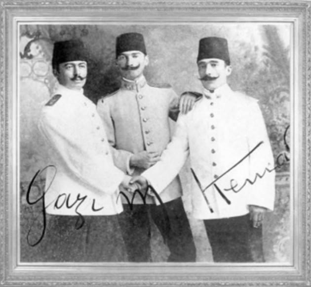 Mustafa Kemal, arkadaşları Halil ve Müfit ile (1906)