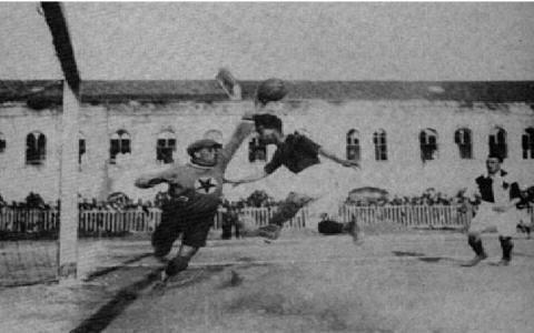 Taksim Stadı iki ahşap tribünü ile yaklaşık 8 bin kişi alabiliyordu.