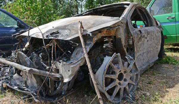 İtalya'da gerçekleştirilen bir ralli büyük bir trajediye sahne oldu. Yoldan çıkan araç yanarak kül oldu. Aracın içinde bulunan 10 yıldır beraber yaşayan nişanlı çift yani pilot ve yardımcısı yanarak feci şekilde can verdi.