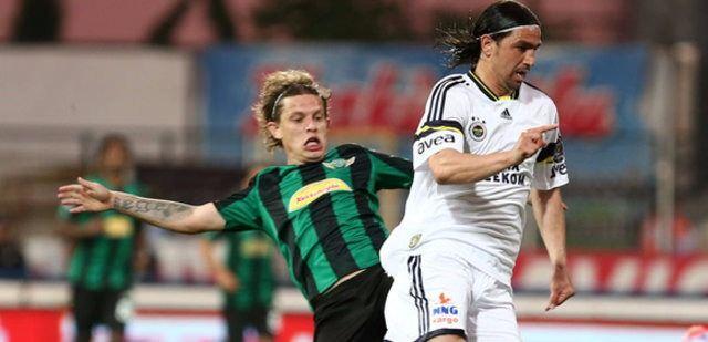 <p><strong>MEHMET TOPUZ </strong></p>

<p>Sarı lacivertliler, futbolcunun kulübüyle anlaşırken, Mehmet Topuz ise Beşiktaş ile anlaştı. Formayı giyerek poz bile veren Topuz'un direnci, Kayserispor'un Beşiktaş'a futbolcunun bonservisini vermemekte diretmesi üzerine kırıldı ve yıldız futbolcu, Fenerbahçe'ye imza attı.</p>
