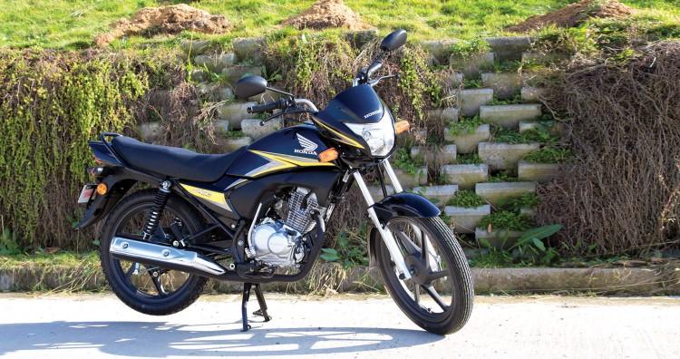 <p>Scooter ve commuter modellerinden en çok tercih edilen ACE, CB125E ve Fizy modellerini tercih eden Hondaseverlere 300 TL’ye varan özel indirim ve Bonus karta özel kredi kartına vade farksız 12 taksit seçeneği sunuluyor.</p>