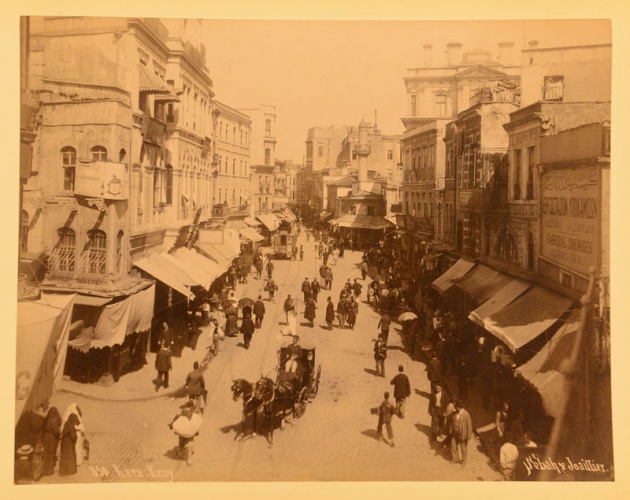 <p>Gül ile Orban'ın tek tek incelediği kareler arasında, 1850'de Karaköy ve 1876'da Galata'da çekilmiş fotoğraflar da bulunuyor.</p>