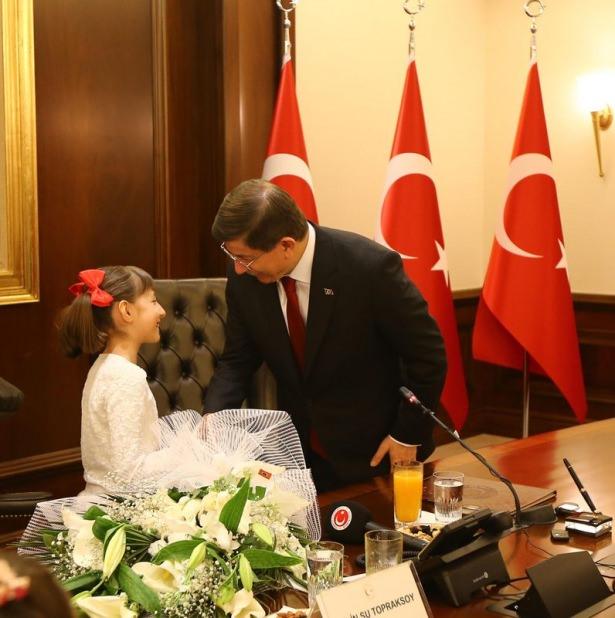 <p>Başbakan Ahmet Davutoğlu'nun Çankaya'da konuğu olan ve gazetecilerin sorularını yanıtlayan minik Başbakan'ın Başkanlık sistemiyle ilgili verdiği cevap herkesi güldüdü.</p>
