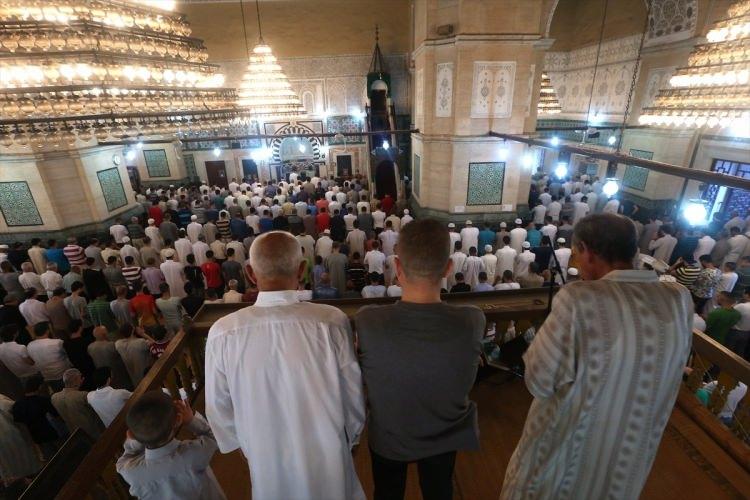 <p>Tunus'taki Müslümanlar, Ramazan Bayramı namazını başkent Tunus'taki Sidi Mahrez Camii'nde kıldı.</p>
