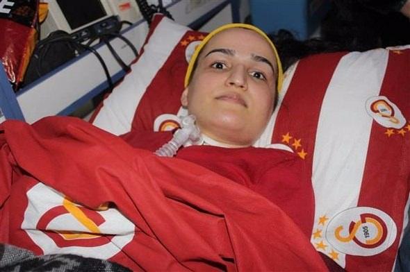 <p>"EN BÜYÜK HAYALİMİ GERÇEKLEŞTİRDİM"<br />
<br />
Nurçin Arlı, ambulansın içinde sağlık ekiplerinin kontrolünde maçı izlerken, hayalini gerçekleştirdiği için çok mutlu ve heyecanlı olduğunu ifade etti.</p>
