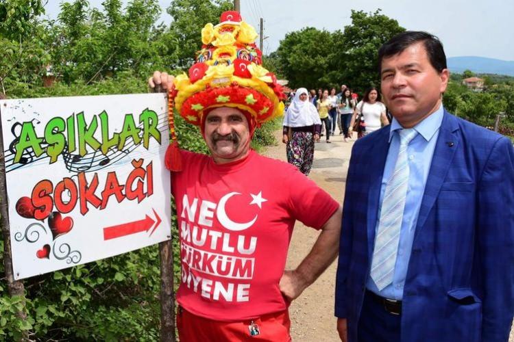 <p>Muratlar Köyü Muhtarı İsa Korkmaz, <strong>"Her yıl 15- 20 kişi bu sokakta tanışıyor. Bu evliliğe kadar gidiyor. Ancak burası evlendirme programı değil, karıştırmasınlar. Basın yoğun ilgi gösteriyor. Türkiye'nin her ilinden insanlar buraya geliyor"</strong> dedi.</p>