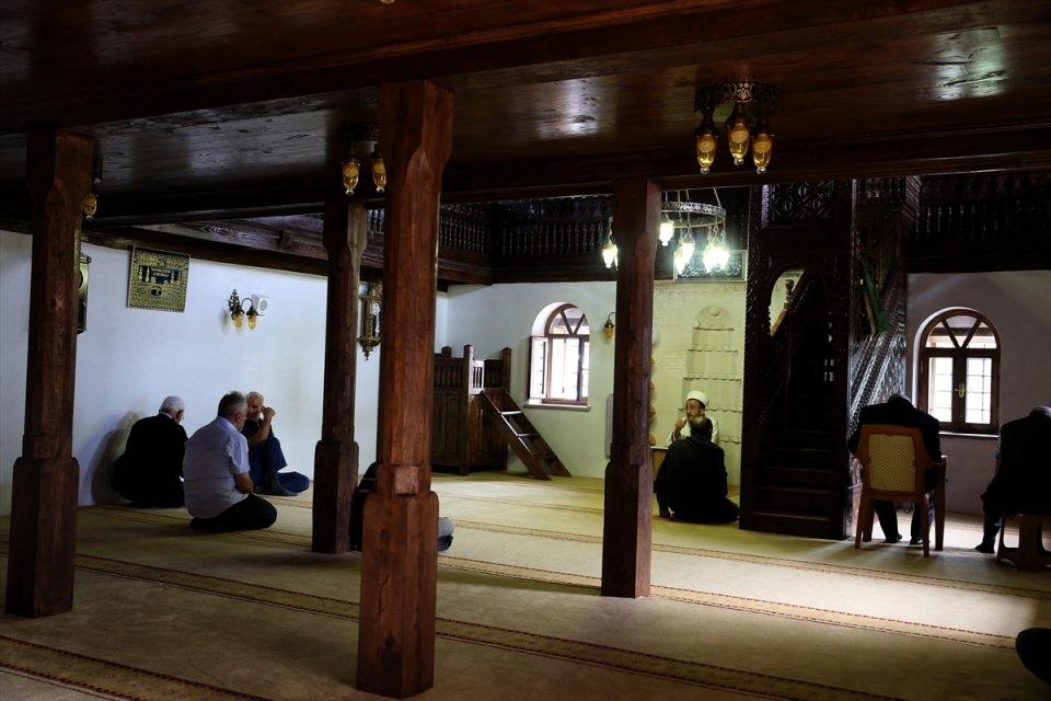 <p>Camilerin kare ya da dikdörtgen olarak yapılan tavanları ise birbirinden farklı kök boyalarla yapılan süslemelerle ayrı bir güzellik yansıtıyor.</p>
<p> </p>