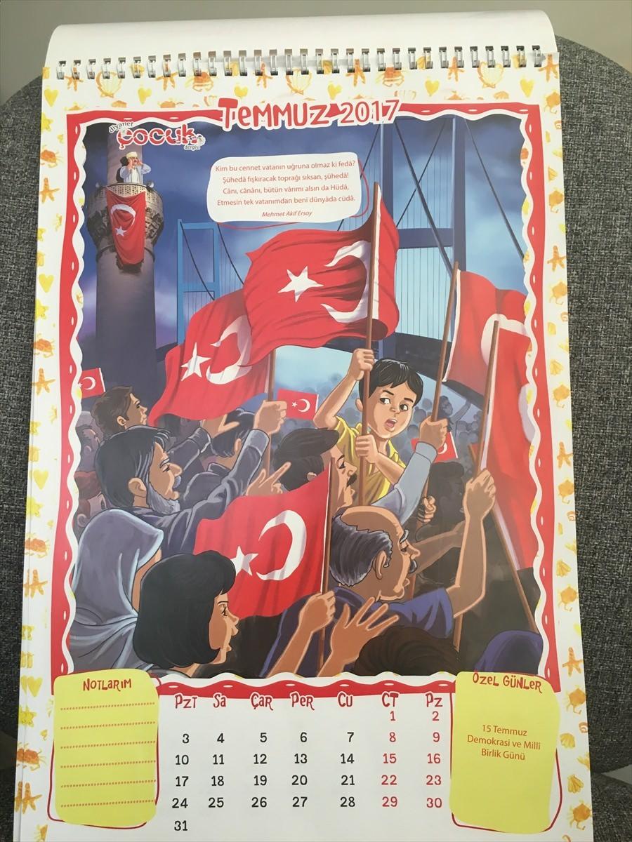 <p>Takvimin temmuz yaprağında, ellerinde Türk bayrakları olan vatandaşların 15 Temmuz Şehitler Köprüsü önünde bekleyişinin yanı sıra cami minaresinden sela verilmesi resmedildi.</p>
<p> </p>