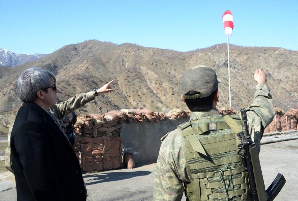 <p>Askeri helikopterle Sehi Ormanları bölgesindeki karakola giden Çınar, geçen hafta düzenlenen operasyonlarda 10 teröristin etkisiz hale getirildiği, 2 teröristin yakalandığı alanları havadan inceleyerek, Tuğgeneral Güney'den bilgi aldı.</p>
<p> </p>
<p> </p>