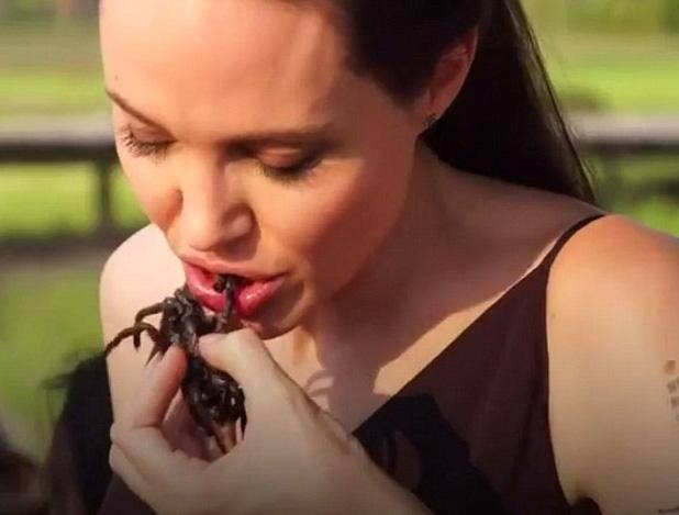 <p>Çocukları için özel bir örümcek kızartması pişiren Angelina Jolie, kameralar karşısında ilk kez çocukları ile birlikte yemek yedi. </p>
