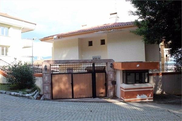 <p>Evren, Armutalan Mahallesi'nde yaptırdığı villasını, sağlık sorunları nedeniyle 2007'de İzmir'e taşınmasının ardından 950 bin euroya satışa çıkardı. Geçen 9 yılda "Beyazev"e alıcı çıkmadı.</p>

<p> </p>
