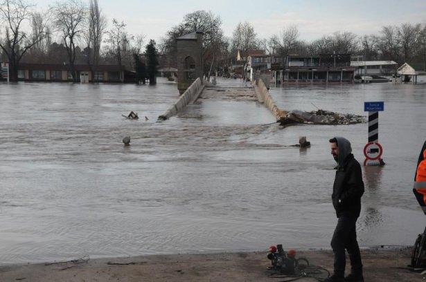 <p>Taşkın nedeniyle Tunca Nehri’nin suları Saraçhane Köprüsü’nün büyük bölümünün üzerinden akmaya başladı, köprü su altında kaldı.</p>
