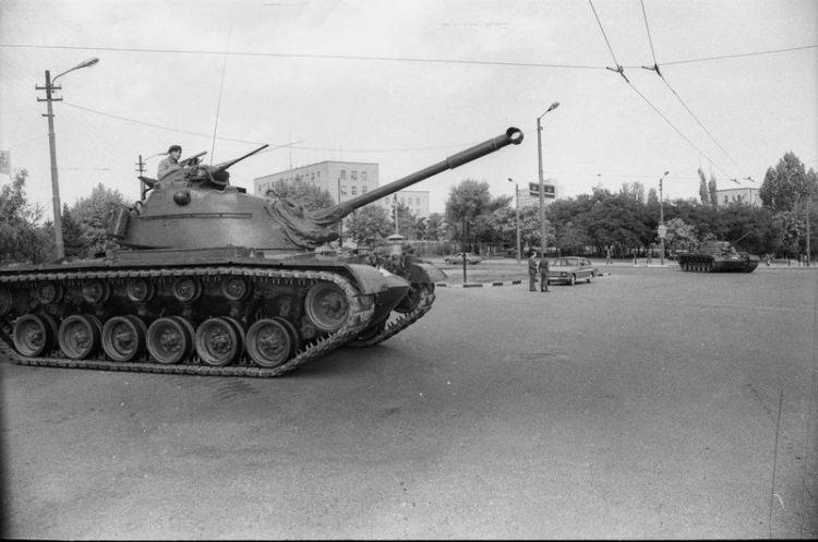 <p>171 kişinin işkenceden öldüğü belgelendi. 937 film sakıncalı bulunduğu için yasaklandı. Gazeteler 300 gün yayın yapamadı. 30 bin kişi sakıncalı olduğu için işten atıldı. 12 Eylül 1980 sabahı sokağa çıkma yasağı ilan edildi. </p>
