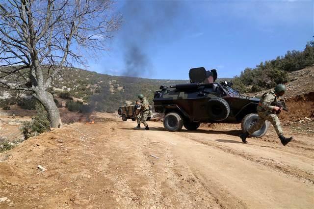 <p>Eğitimin bir diğer safhasında merkezde eğitim için özel oluşturan bir karakol ve nizamiyedeki askerler, teröristlerin taciz ateşine ve roketlerine maruz kalıyor.</p>
<p> </p>