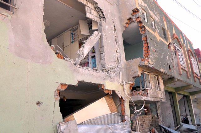 <p>Operasyon kapsamında 145 teröristin etkisiz hale getirildiği, 109 teröristin sağ yakalandığı, 518 barikatın kaldırıldığı, 270'i aşkın çukurun kapatıldığı, tuzaklanan 830'dan fazla el yapımı patlayıcının imha edildiği ilçede, 19 Ocak'tan itibaren 05.00-18.00 saatlerinde kaldırılan sokağa çıkma yasağı ile yaşam da hızla normale döndü.</p>
<p> </p>