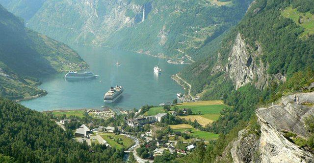 <p>Karasal Alan km²<br />
Norveç<br />
62.045</p>
