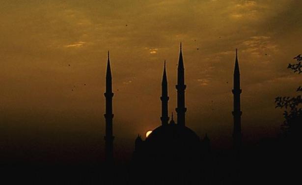 <p>Biat esnasında bile kadınların elini tutmazdı.</p>
