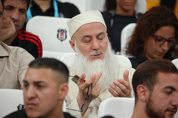 <p>Beşiktaş'ın sezon açılışını yaptığı Alanyaspor maçında Vodafone Arena tribünlerini dolduran taraftarlar arasında Ömer Şişmanoğlu'nun babası Hasan Şişmanoğlu da yer aldı.</p>
