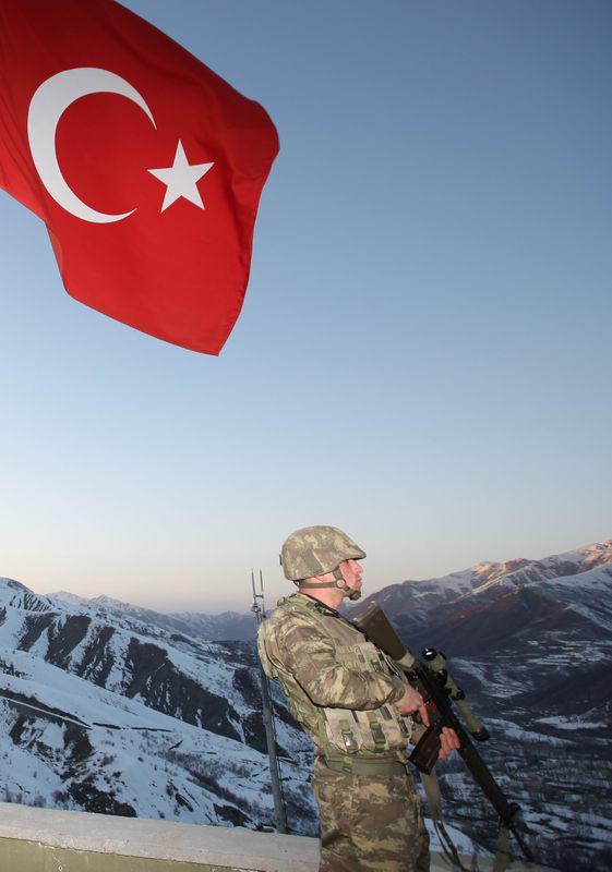 <p><strong>ASKERLİK YAPMADAN...</strong><br />
Sözleşmeli Er uygulaması yürürlüğe girdiğinde, vatani görevini yürütmekte olanlar ile tezkere alan erler başvuru yapabiliyordu.</p>