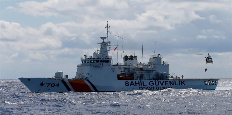 <p>Diğer kazazedeyi kurtarmak için bölgeye ulaşan botun olumsuz hava koşulları nedeniyle can salına yanaşamaması üzerine, kazazedenin güvenli tahliyesi için Sahil Güvenlik Helikopteri ikinci kez devreye girdi ve kurtarma operasyonunu gerçekleştirdi. </p>
<p> </p>