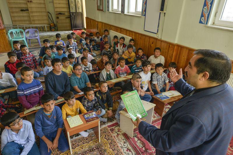 <p>"Yaşlılar, engelliler, yetimler, mülteciler, ihtiyaç sahibi aileler, emekli personel, şehit ve gazi ailelerine yönelik sosyal alanda çalışmalarımız devam ediyor. </p>
