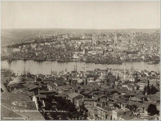 <p><strong><strong>Galata'ya bakış 1890</strong></strong></p>
<p>1881'de atölyesinde çıkan bir yangında, Sébah'ın yıllarca İstanbul, Bursa, Edirne ve Atina'da çektiği fotoğrafların negatifleri kül olur.</p>