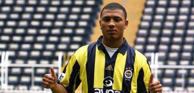 <p><strong>KAZIM KAZIM</strong></p>

<p>2006-2007 sezonunda tüm Türkiye'nin dikkatini çeken Kazım için Galatasaray'ın transfere çok yakın olduğu iddia ediliyordu ancak dönemin genç yıldızı Fenerbahçe'ye transfer olmuştu.</p>
