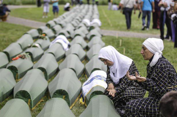 <p>Tabutların mezarlığa taşınması esnasında, kurban yakınları sevdiklerini gözyaşları içerisinde dualar okuyarak mezarlık alana uğurladı.</p>